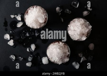 Cocktail alcolico con ghiaccio su sfondo scuro da vicino Foto Stock