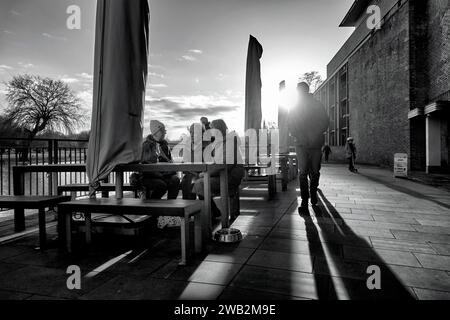 Gente che si gode il sole invernale a Stratford Upon Avon, Inghilterra, Regno Unito. Contre Jour, fotografia in bianco e nero, Foto Stock