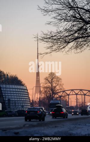 RIGA, Lettonia. 8 gennaio 2024. Foto con messa a fuoco selettiva. Alba sopra la città di riga. Il freddo polare ghiacciato porta temperature di meno 21 gradi Celsius nella città di riga, mentre il -28 era all'aeroporto internazionale di riga. Crediti: Gints Ivuskans/Alamy Live News Foto Stock