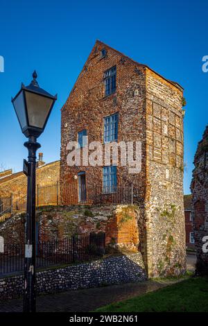 Great Yarmouth South East Tower. Parte delle mura medievali ben conservate della città, la South East Tower costruita nel C14th, il livello superiore costruito nel C16th. Foto Stock