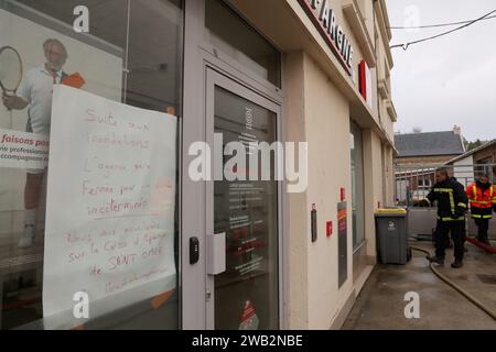 Blendecques, Francia. 7 gennaio 2024. © PHOTOPQR/LE PARISIEN/pH Lavieille ; BLENDECQUES ; 07/01/2024 ; fin des innondations et arrivée du froid à Blendecques dans le département du Nord Pas de Calais oû les pompiers de l'Essonne s'affairent à pomper les dernieres maisons à proximité de la rivière l'AA qui a sautée de son lit. Dans le centre ville les pompiers s'affairent ici dans les locaux de la Caisse d'Epargne où l'agence est temporairement fermée. Inondazioni nel nord della Francia, 7 gennaio 2024 *** didascalia locale *** SOCIETE/INNONDATIONS NORD PAS DE CALAIS credito: MAXPPP/Alamy Live News Foto Stock