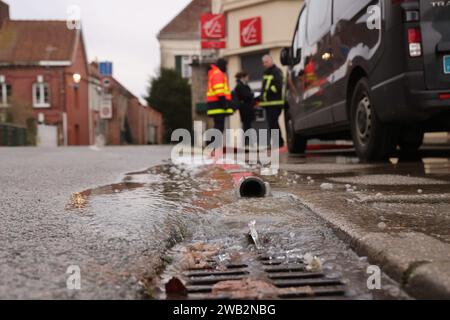 Blendecques, Francia. 7 gennaio 2024. © PHOTOPQR/LE PARISIEN/pH Lavieille ; BLENDECQUES ; 07/01/2024 ; fin des innondations et arrivée du froid à Blendecques dans le département du Nord Pas de Calais oû les pompiers de l'Essonne s'affairent à pomper les dernieres maisons à proximité de la rivière l'AA qui a sautée de son lit. Dans le centre ville les pompiers s'affairent ici dans les locaux de la Caisse d'Epargne où l'agence est temporairement fermée. Inondazioni nel nord della Francia, 7 gennaio 2024 *** didascalia locale *** SOCIETE/INNONDATIONS NORD PAS DE CALAIS credito: MAXPPP/Alamy Live News Foto Stock