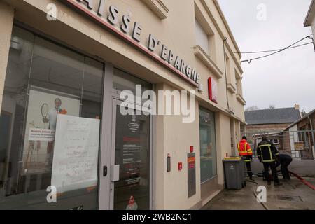 Blendecques, Francia. 7 gennaio 2024. © PHOTOPQR/LE PARISIEN/pH Lavieille ; BLENDECQUES ; 07/01/2024 ; fin des innondations et arrivée du froid à Blendecques dans le département du Nord Pas de Calais oû les pompiers de l'Essonne s'affairent à pomper les dernieres maisons à proximité de la rivière l'AA qui a sautée de son lit. Dans le centre ville les pompiers s'affairent ici dans les locaux de la Caisse d'Epargne où l'agence est temporairement fermée. Inondazioni nel nord della Francia, 7 gennaio 2024 *** didascalia locale *** SOCIETE/INNONDATIONS NORD PAS DE CALAIS credito: MAXPPP/Alamy Live News Foto Stock