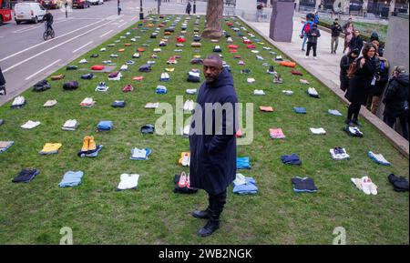 Londra, Regno Unito. 8 gennaio 2024. Idris Elba inizia la sua campagna contro il crimine dei coltelli. In Piazza del Parlamento sono allestiti capi di abbigliamento per rappresentare il costo umano di colmare il crimine. Crediti: Mark Thomas/Alamy Live News Foto Stock