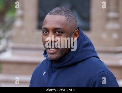 Londra, Regno Unito. 8 gennaio 2024. Idris Elba inizia la sua campagna contro il crimine dei coltelli. In Piazza del Parlamento sono allestiti capi di abbigliamento per rappresentare il costo umano di colmare il crimine. Crediti: Mark Thomas/Alamy Live News Foto Stock