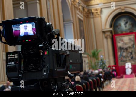 Vaticano, Vaticano. 8 gennaio 2024. Italia, Roma, Vaticano, 2024/1/8.Papa Francesco saluta i membri del corpo diplomatico accreditati presso la Santa sede, che riceve in udienza privata. Sala reale, Vaticano. Foto dei MEDIA VATICANI /Catholic Press Photo Credit: Agenzia fotografica indipendente/Alamy Live News Foto Stock