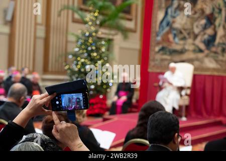 Vaticano, Vaticano. 8 gennaio 2024. Italia, Roma, Vaticano, 2024/1/8.Papa Francesco saluta i membri del corpo diplomatico accreditati presso la Santa sede, che riceve in udienza privata. Sala reale, Vaticano. Foto dei MEDIA VATICANI /Catholic Press Photo Credit: Agenzia fotografica indipendente/Alamy Live News Foto Stock