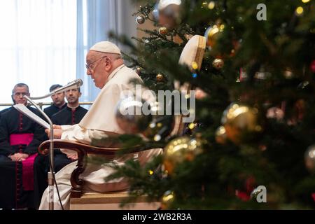 Vaticano, Vaticano. 8 gennaio 2024. Italia, Roma, Vaticano, 2024/1/8.Papa Francesco saluta i membri del corpo diplomatico accreditati presso la Santa sede, che riceve in udienza privata. Sala reale, Vaticano. Foto dei MEDIA VATICANI /Catholic Press Photo Credit: Agenzia fotografica indipendente/Alamy Live News Foto Stock