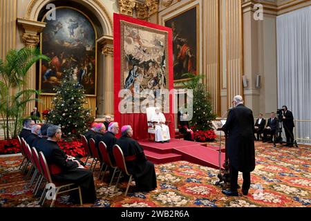 Vaticano, Vaticano. 8 gennaio 2024. Italia, Roma, Vaticano, 2024/1/8.Papa Francesco saluta i membri del corpo diplomatico accreditati presso la Santa sede, che riceve in udienza privata. Sala reale, Vaticano. Foto dei MEDIA VATICANI /Catholic Press Photo Credit: Agenzia fotografica indipendente/Alamy Live News Foto Stock