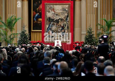 Vaticano, Vaticano. 8 gennaio 2024. Italia, Roma, Vaticano, 2024/1/8.Papa Francesco saluta i membri del corpo diplomatico accreditati presso la Santa sede, che riceve in udienza privata. Sala reale, Vaticano. Foto dei MEDIA VATICANI /Catholic Press Photo Credit: Agenzia fotografica indipendente/Alamy Live News Foto Stock