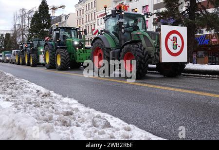 Amburgo, Germania. 8 gennaio 2024. I trattori viaggiano lungo la Reeperbahn verso il centro della città durante una manifestazione come parte della settimana d'azione dell'associazione degli agricoltori. In risposta ai piani di austerità del governo tedesco, l'associazione degli agricoltori ha chiesto una settimana di azione con raduni e raduni a partire dall'8 gennaio. Il 15 gennaio si concluderà con un'importante manifestazione nella capitale. Credito: Rabea Gruber/dpa/Alamy Live News Foto Stock