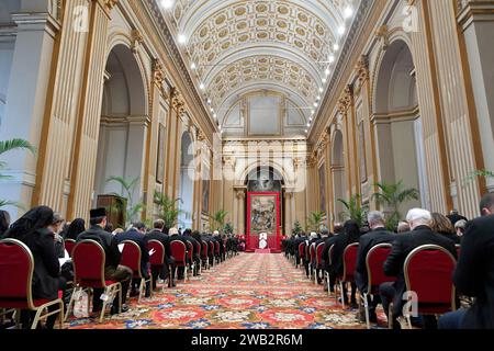 Vaticano, Vaticano. 8 gennaio 2024. Italia, Roma, Vaticano, 2024/1/8.Papa Francesco saluta i membri del corpo diplomatico accreditati presso la Santa sede, che riceve in udienza privata. Sala reale, Vaticano. Foto dei MEDIA VATICANI /Catholic Press Photo Credit: Agenzia fotografica indipendente/Alamy Live News Foto Stock