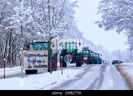 Gli agricoltori manifestano per le sovvenzioni al gasolio e l'esenzione fiscale per i veicoli agricoli in agricoltura a Marktoberdorf, Germania, 8 gennaio 2024. © Peter Schatz / Alamy Live News Foto Stock