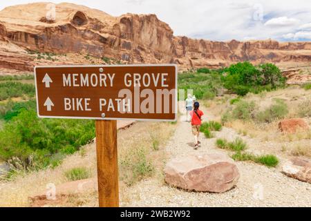 Insegna turistica nel deserto dello Utah con escursioni turistiche sullo sfondo Foto Stock