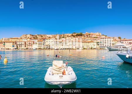 ISOLA d'ELBA, ITALIA - 28 agosto 2018: Vista diurna della città e del porto di Portoferraio, Isola d'Elba, Toscana, Italia. Foto Stock