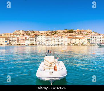 ISOLA d'ELBA, ITALIA - 28 agosto 2018: Vista diurna della città e del porto di Portoferraio, Isola d'Elba, Toscana, Italia. Foto Stock