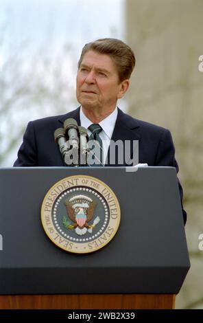 COLLEVILLE SUR MER, NORMANDIA, FRANCIA - 06 giugno 1984 - il presidente degli Stati Uniti Reagan parla al 40° anniversario della cerimonia di sbarco del D-Day a Omaha Beach C. Foto Stock
