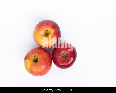 Vista dall'alto di tre mele rosse mature di gala isolate su sfondo bianco Foto Stock