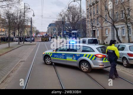 Dessau-Roßlau - Gedenkdemo für toten Oury Jalloh in Dessau: Hunderte laufen durch die Stadt 07.01.2024 gegen 13 Uhr Dessau-Roßlau, Wolfgangstraße 19 Jahre nach dem Tod von Oury Jalloh in einer Zelle des Polizeireviers in der Dessau-Roßlau sind am Sonntag erneut mehrere Hundert Menschen einer Galtenkverzenkamung. Uhr lud das Multikulturelle Zentrum zu einem Stillen Gedenken an der Treppe des Polizeireviers ein. Um 14 Uhr startete dann ein Gedenkdemo, zu der Die Initiative in Gedenken un cappello di Oury Jalloh aufgerufen. Die Initiative vor dem Europäisch Foto Stock