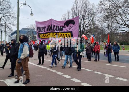 Dessau-Roßlau - Gedenkdemo für toten Oury Jalloh in Dessau: Hunderte laufen durch die Stadt 07.01.2024 gegen 13 Uhr Dessau-Roßlau, Wolfgangstraße 19 Jahre nach dem Tod von Oury Jalloh in einer Zelle des Polizeireviers in der Dessau-Roßlau sind am Sonntag erneut mehrere Hundert Menschen einer Galtenkverzenkamung. Uhr lud das Multikulturelle Zentrum zu einem Stillen Gedenken an der Treppe des Polizeireviers ein. Um 14 Uhr startete dann ein Gedenkdemo, zu der Die Initiative in Gedenken un cappello di Oury Jalloh aufgerufen. Die Initiative vor dem Europäisch Foto Stock