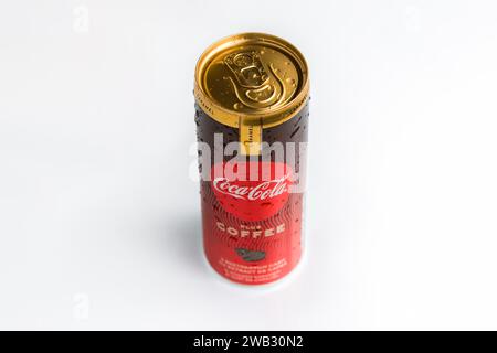 Una lattina di caramello Coca-Cola Plus con gocce d'acqua su sfondo bianco. Vista angolare dall'alto Foto Stock