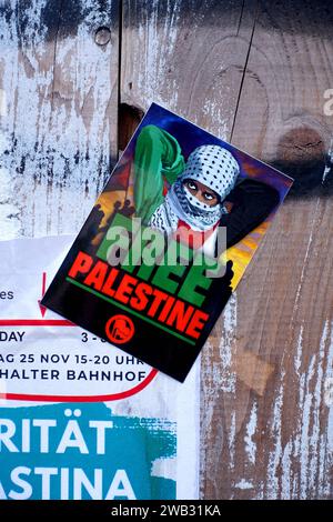 PALESTINA LIBERA - Abbildung eines Palästinensers mit Arafat Tuch - Wandbotschaft an einer Hauswand - Gaza-Konflikt - Humanitäre Lage im Gazastreifen - Berlino, Deutschland, DEU, GER, 27.11.2023 - Berlin-Mitte: Politischer Protestation im öffentlichen Raum für Palästina. Mattina 7. Oktober 2023 überfiel die islamistische Terror-Organisation Hamas den Staat Israele. Die Hamas ist eine palästinensische, National-islamistische Organisation mit dem Ziel der Zerstörung Israels und strebt die Errichtung eines islamischen Gottesstaates Palästina an. *** LIBERA PALESTINA illustrazione di un palestinese con Arafat cicatrice Foto Stock