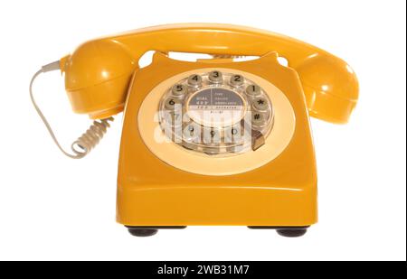 Telefono con filo rotante giallo retro isolato su sfondo bianco Foto Stock