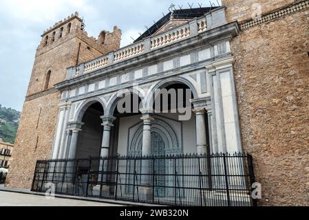 Facciata della Cattedrale di Monreale o di Santa Maria nuova nel centro storico di Monreale, Palermo, Sicilia, Italia Foto Stock