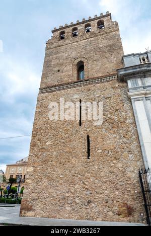 Facciata della Cattedrale di Monreale o di Santa Maria nuova nel centro storico di Monreale, Palermo, Sicilia, Italia Foto Stock