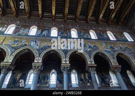 Interno della Cattedrale di Monreale o di Santa Maria nuova nel centro storico di Monreale, Palermo, Sicilia, Italia Foto Stock