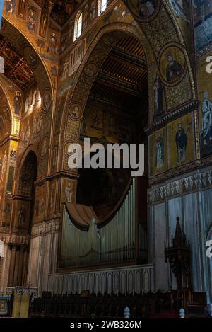 Organo a canne della Cattedrale di Monreale o di Santa Maria nuova nel centro storico di Monreale, Palermo, Sicilia, Italia Foto Stock