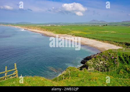 Porth Neigwl o Hell's Mouth è una spiaggia lunga sei chilometri circa sulla penisola di Llyn. Abersoch, Gwynedd, Galles, Regno Unito, Gran Bretagna. Fotografato da un sentiero costiero Foto Stock