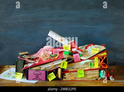 Ambiente di lavoro disordinato, ufficio caotico, sovraccarico di lavoro, burocrazia, burocrazia con scrivania grunge, appunti adesivi e varie forniture per ufficio, caos caotico. Foto Stock