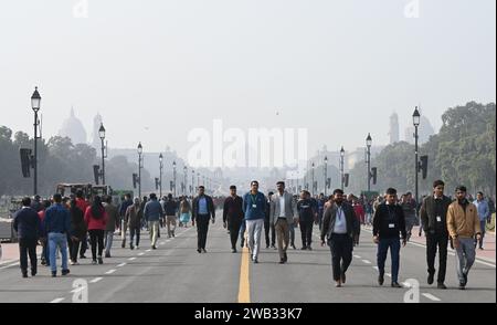 Nuova Delhi, India. 2 gennaio 2024. NUOVA DELHI, INDIA - 2 GENNAIO: Persone durante un clima freddo al Kartavya Path, il 2 gennaio 2024 a nuova Delhi, India. (Foto di Sonu Mehta/Hindustan Times/Sipa USA ) credito: SIPA USA/Alamy Live News Foto Stock