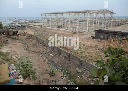 GHANA, Accra, Jamestown, costruzione di un nuovo porto da pesca da parte della società cinese CRCC China Railway Construction Corporation Limited e China Aid / GHANA, Accra, Bau eines neuen Fischerei Hafen durch chinesische Baufirma CRCC und China Aid a Jamestown Foto Stock