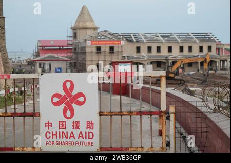 GHANA, Accra, Jamestown, costruzione di un nuovo porto peschereccio da parte della società cinese CRCC China Railway Construction Corporation Limited e China Aid, nuovi quais e impianti di trasformazione e raffreddamento del pesce / GHANA, Accra, Bau eines neuen Fischerei Hafen durch chinesische Baufirma CRCC und China Aid a Jamestown, neue Kaianlagen mit Fischverabeitungs- und Kühlhallen Foto Stock