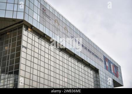 Parigi, Paraguay. 8 gennaio 2024. Questa fotografia mostra la finestra dei Giochi di Parigi 2024 ' l'Etat pour les jeux de Paris 2024' sulla facciata della prefettura della regione dell'Ile-de-France a Parigi, l'8 gennaio 2024. Foto di Firas Abdullah/ABACAPRESS.COM credito: Abaca Press/Alamy Live News Foto Stock