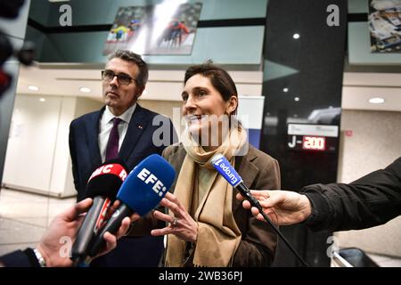 Parigi, Paraguay. 8 gennaio 2024. Il ministro dello sport francese Amelie Oudea-Castera parla alla stampa durante una visita per inaugurare la vetrina dei Giochi di Parigi 2024 ' l'Etat pour les jeux de Paris 2024' nella prefettura della regione dell'Ile-de-France a Parigi, l'8 gennaio 2024. Foto di Firas Abdullah/ABACAPRESS.COM credito: Abaca Press/Alamy Live News Foto Stock