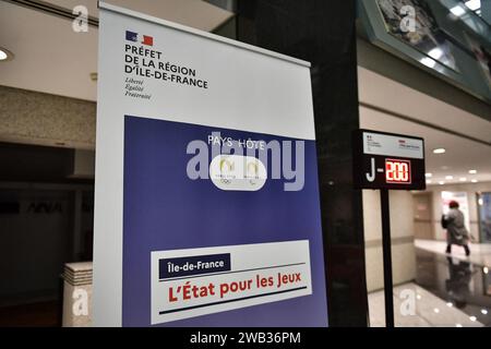 Parigi, Paraguay. 8 gennaio 2024. Questa fotografia mostra i giorni del conto alla rovescia per i Giochi Olimpici di Parigi 2024 nella prefettura della regione dell'Ile-de-France a Parigi, l'8 gennaio 2024. Foto di Firas Abdullah/ABACAPRESS.COM credito: Abaca Press/Alamy Live News Foto Stock