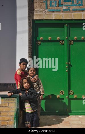 Simpatici e amichevoli bambini locali si sono offerti di posare per una foto a Yazd, Iran. Foto Stock