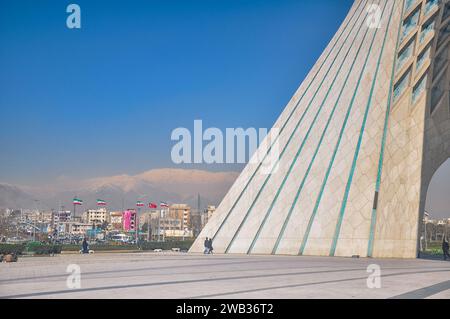 Azadi Tower (Borj-e Azadi), alias Shahyad Tower, Teheran, Iran. Costruito nel 1971 per commemorare il 2500° anniversario della fondazione dell'Impero Persiano Foto Stock