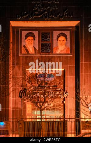 Murales di Imam Khomeini e Ali Khamenei sulla facciata di un edificio di notte a Isfahan, Iran Foto Stock