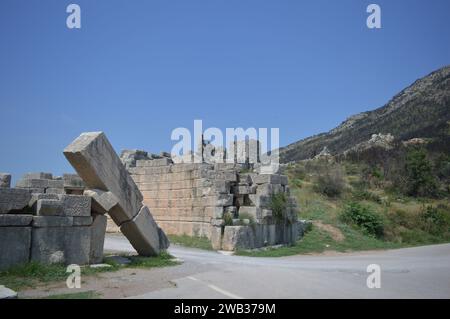 Rovine della porta Arcadiana e delle mura dell'antica città greca di Messene a Ithomi, Peloponneso Foto Stock