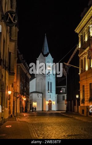 Foto notturna della chiesa di nostra Signora Addolorata presa su Pils iela nella vecchia riga alias Vecrīga, riga, Lettonia. Una Chiesa cattolica romana del XVIII secolo Foto Stock