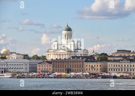 Helsinki, Finlandia, Scandinavia. Cattedrale di Helsinki, nota anche come Helsingin tuomiokirkko, edifici e bancarelle di cibo presso il molo che costeggia il lungomare Foto Stock