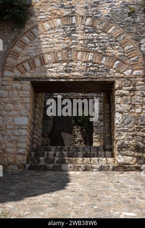 Le rovine dello storico castello di Kassiopi sono considerate uno dei resti architettonici più imponenti delle Isole Ionie. Le pareti sono fatte di pietra. IT Foto Stock