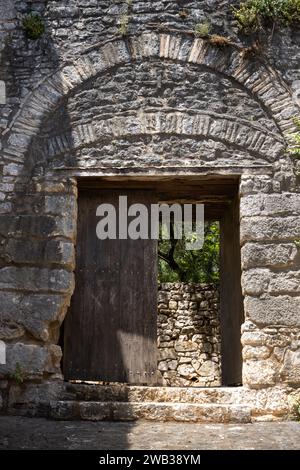 Le rovine dello storico castello di Kassiopi sono considerate uno dei resti architettonici più imponenti delle Isole Ionie. Le pareti sono fatte di pietra. IT Foto Stock