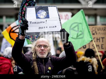 L'AIA - Paesi Bassi, 01/08/2024, attivisti della ribellione dell'estinta marciano verso il Senato. XR ha condotto azioni dal 2022 per bloccare l'autostrada A12, chiedendo la fine dei sussidi fossili. ANP KOEN VAN WEEL paesi bassi fuori - belgio fuori Foto Stock