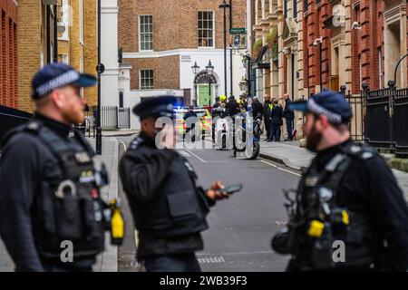 Londra, Regno Unito. 8 gennaio 2024. La polizia (comprese le unità armate dell'unità di protezione diplomatica) e i vigili del fuoco di Londra assistono a una perdita di gas soppressa a Westminster all'incrocio tra Dartmouth Street e Old Queen Street. Crediti: Guy Bell/Alamy Live News Foto Stock