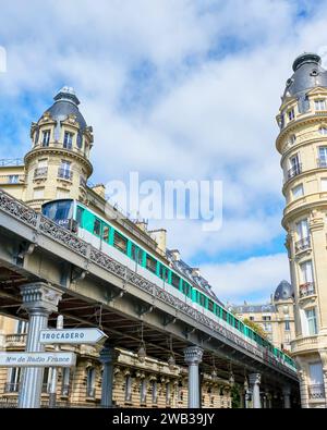 Treno sul ponte Bir Hakeim, Parigi Foto Stock